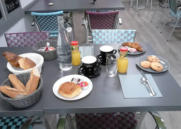 L'envers Du Castille Hotel